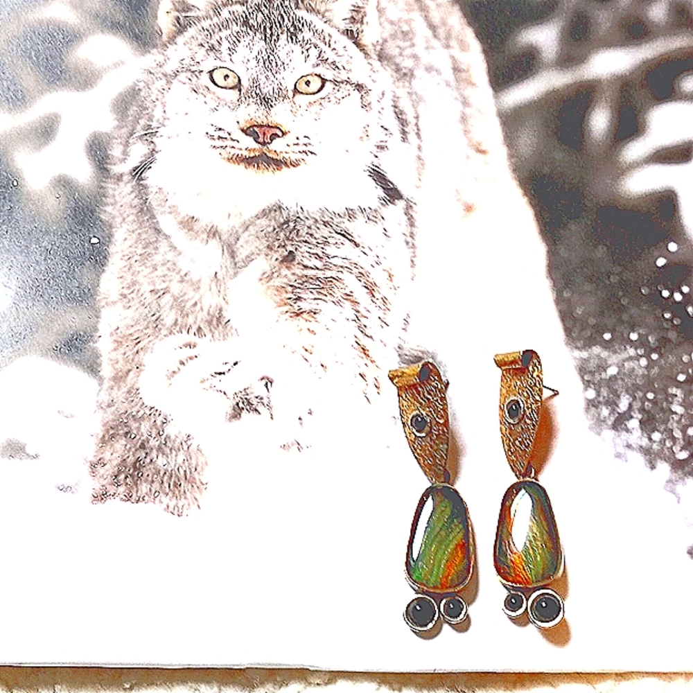 1pr priced er handset stone color gold  lg drop sones